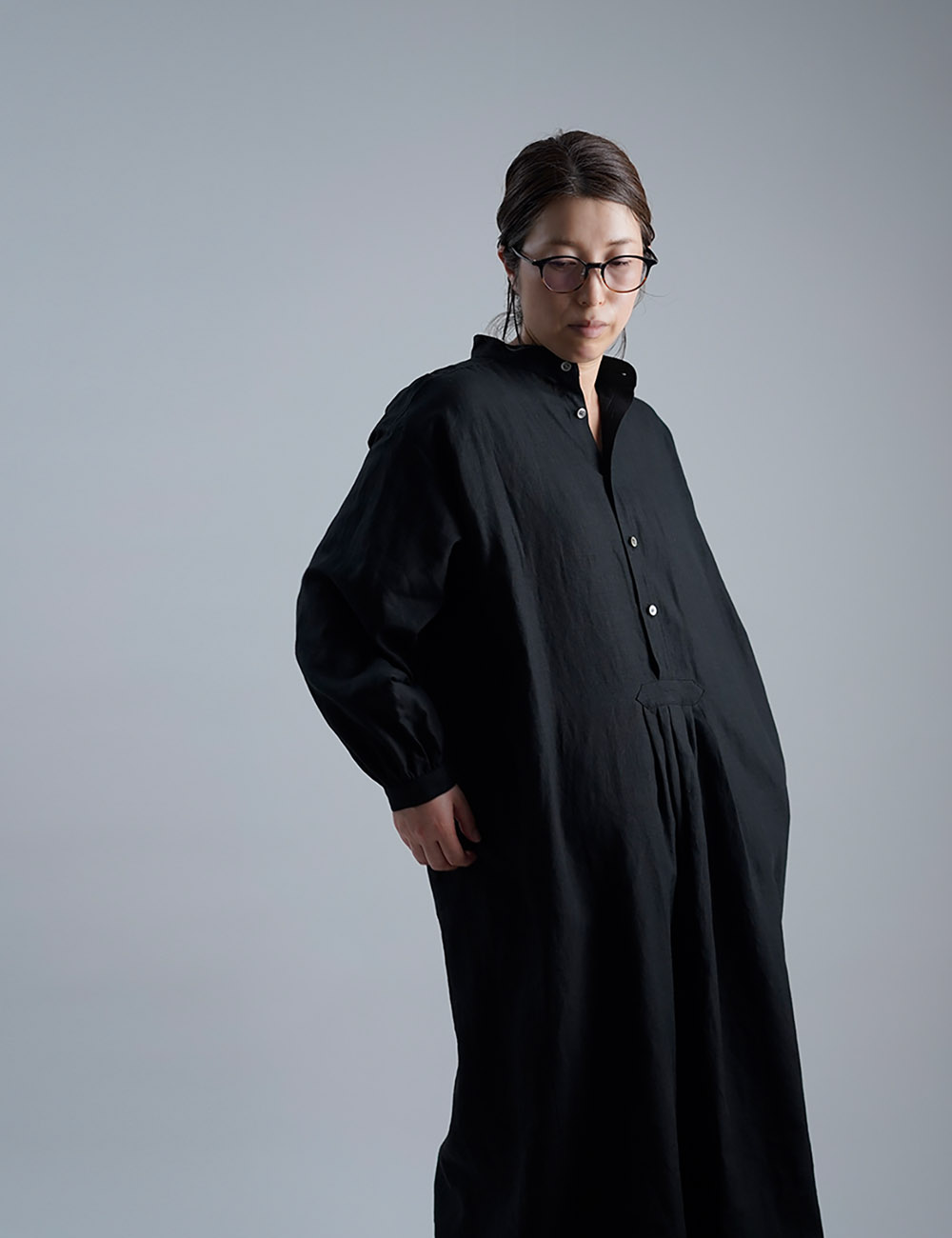 【10月31日21時～販売開始】Linen Dress 超高密度リネン スタンドカラーシャツテール / ブラック a018d-bck1