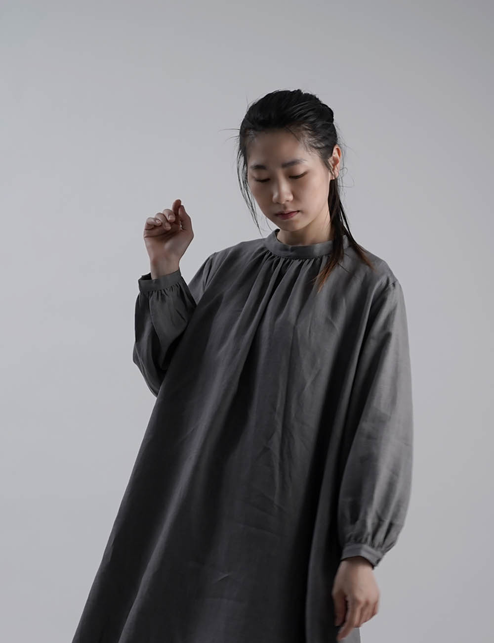 【wafu】Linen Dress  あきすぎないネック のラウンドテールドレス  /鈍色(にびいろ)【free】a034a-nib1