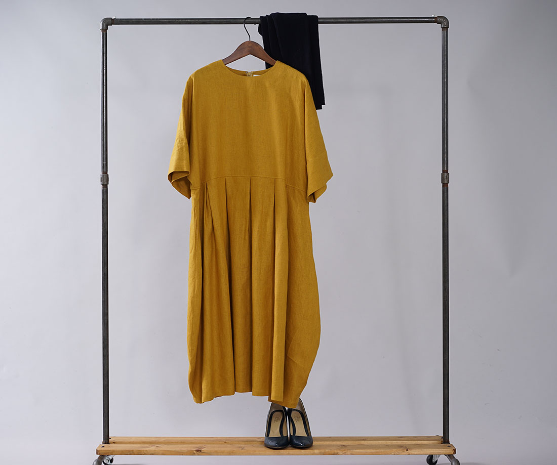 中厚 リネンワンピース ドルマンスリーブ コクーンワンピース 襟ぐり小さめ 背中ファスナー 膝下丈 マスタード Free