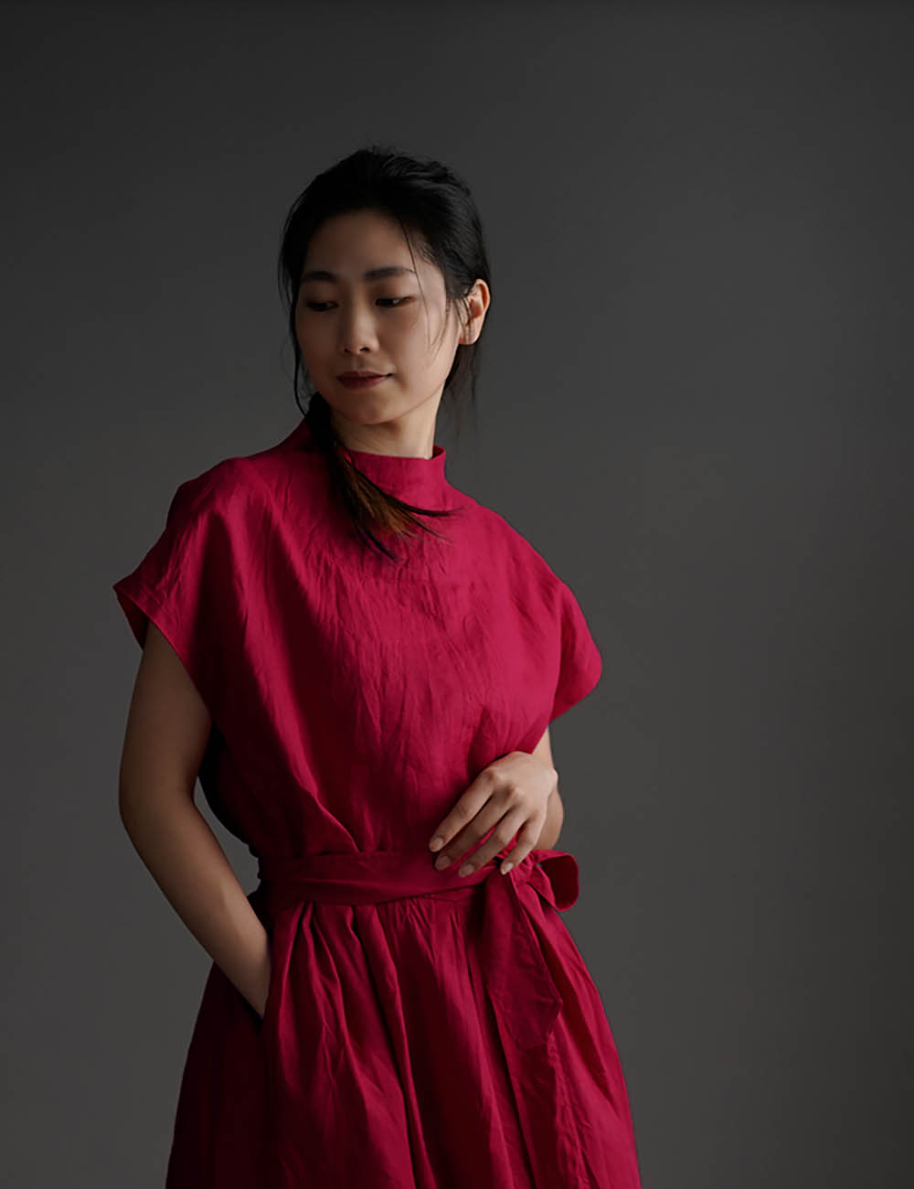 【wafu】Linen Bottle-neck Dress レイズド・ネックラインのワンピース 紐付き ハンドワッシャー /赤紅 a048a-akb1
