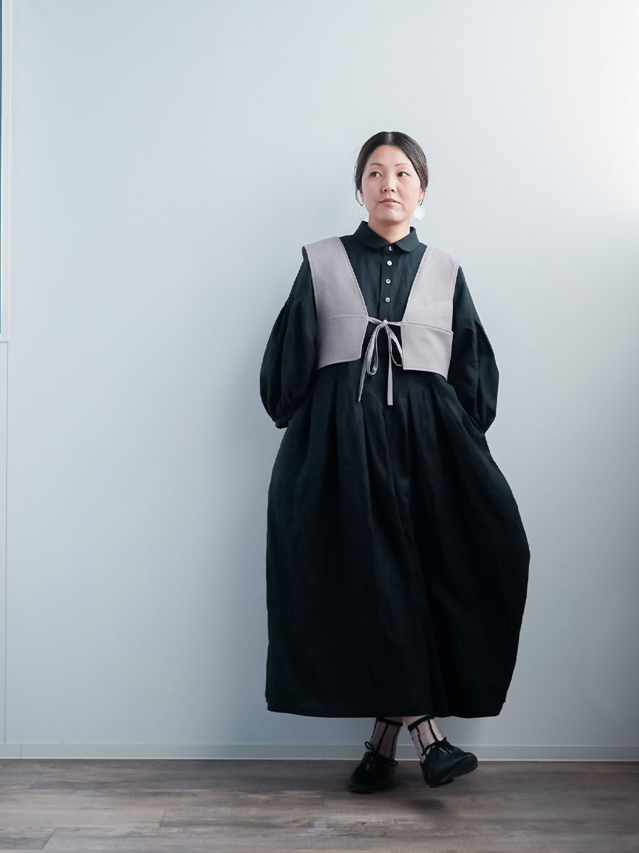 リネンドレス】大人の華やぎを纏う 丸襟 鍵盤タックワンピース