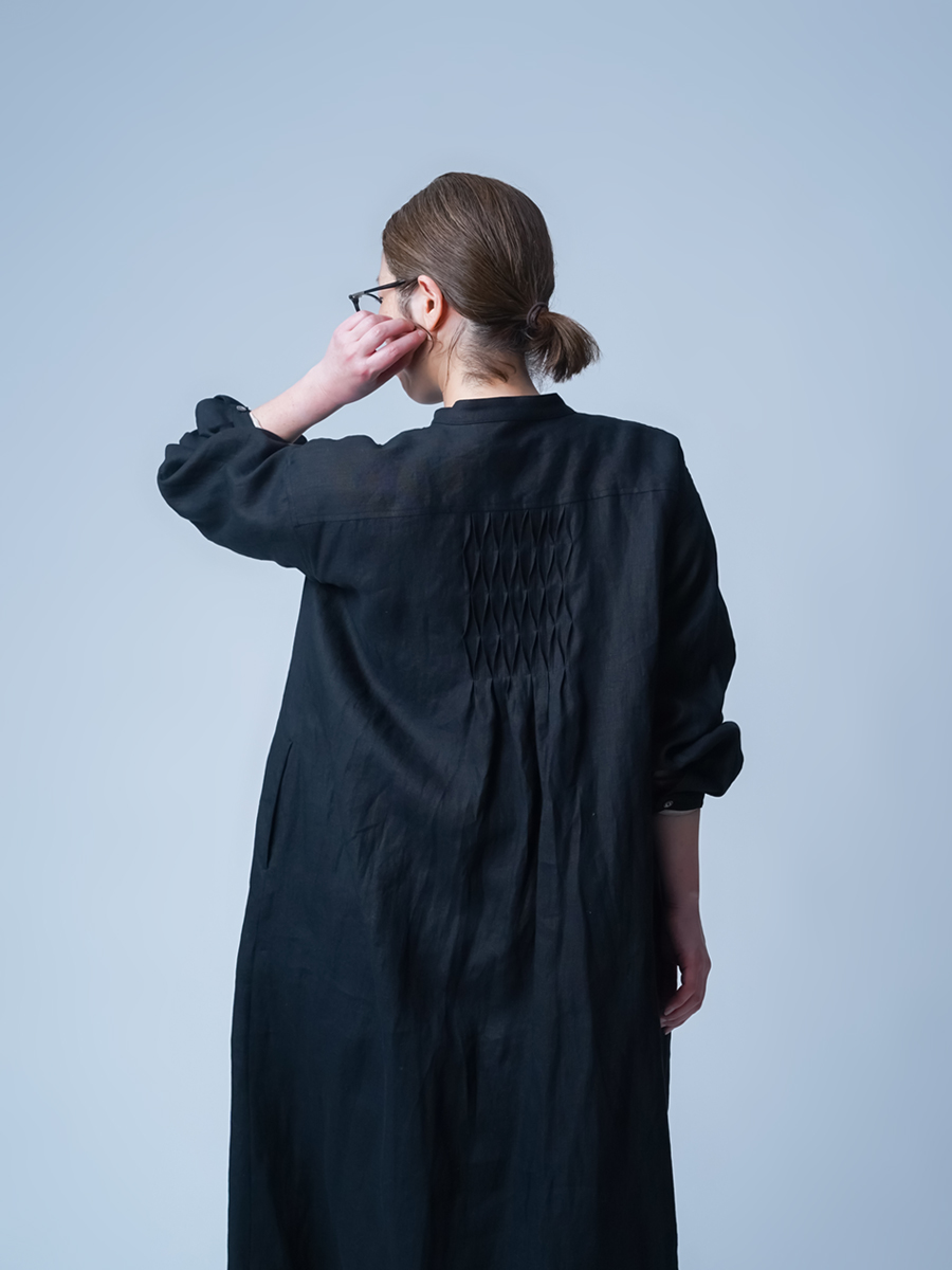 wafu ピンタック　黒 シャツワンピース 長袖 ドレス リネンドレス】袖を通すだけで背中を押される 手間ひまの快感 ピンタック