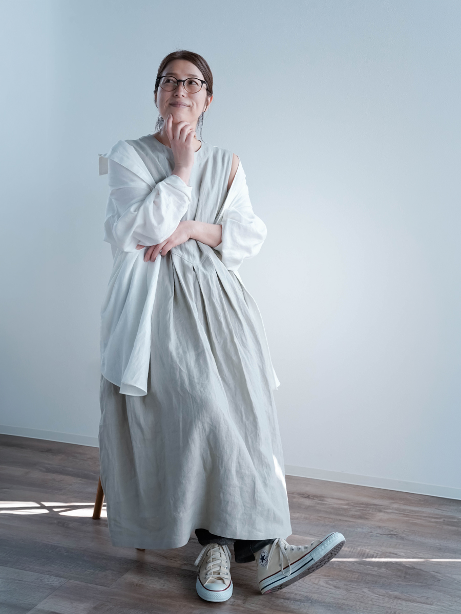 リネンドレス】静かな主張。余韻を残す 鍵盤タックワンピース／ 白緑