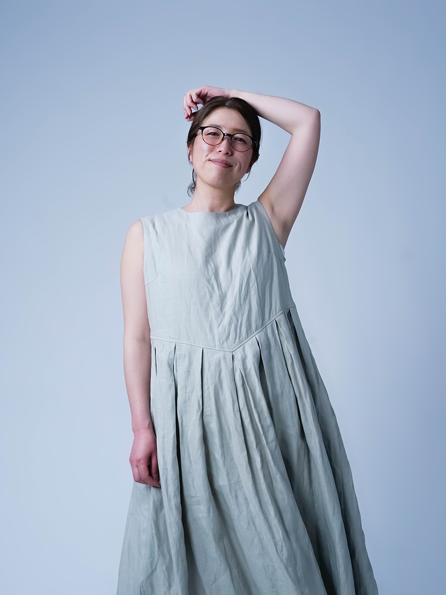 リネンドレス】静かな主張。余韻を残す 鍵盤タックワンピース／ 白緑
