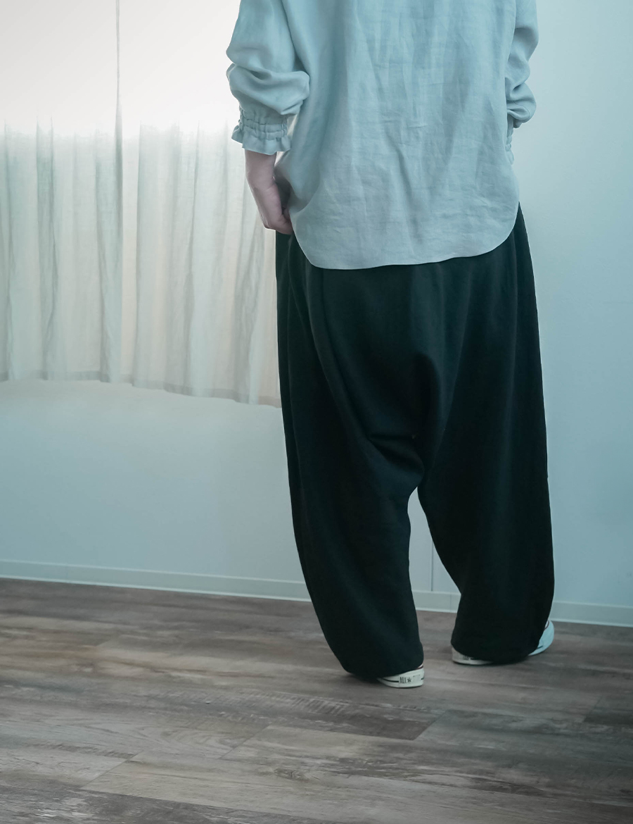 リネンパンツ】空気のように軽やかな サルエルパンツ／ 黒色