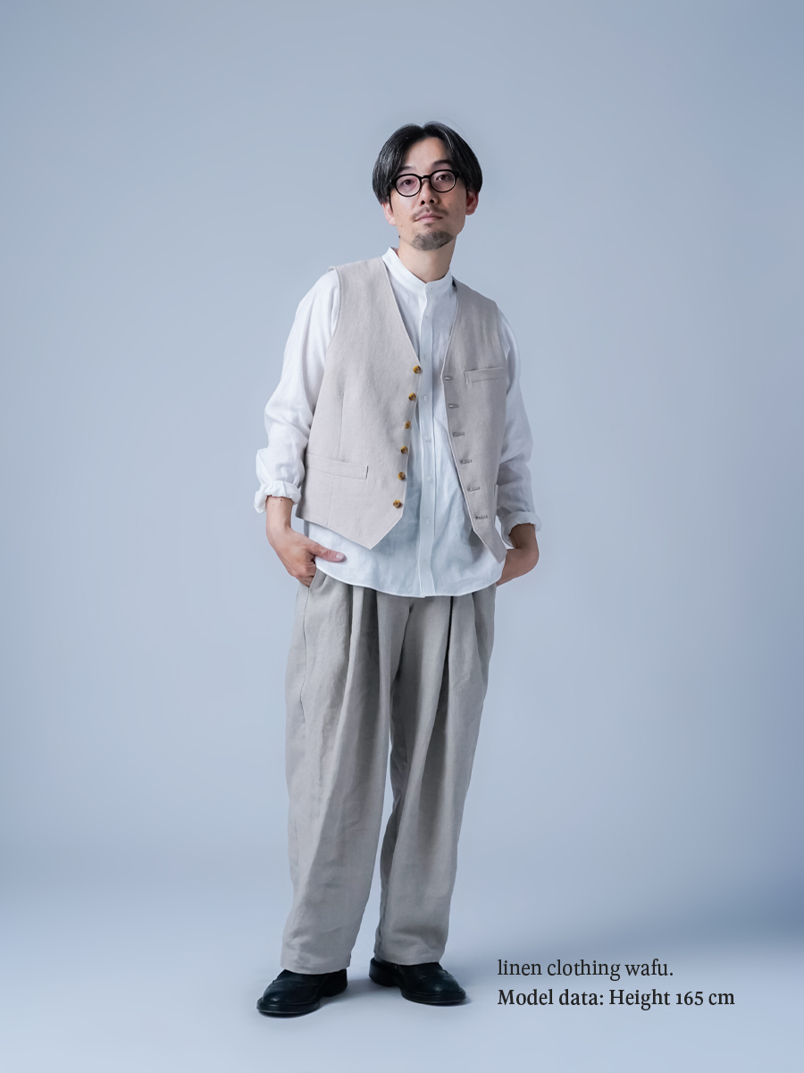 リネンパンツ】端正に見せて、内側に余裕を隠す インバーテッドタック