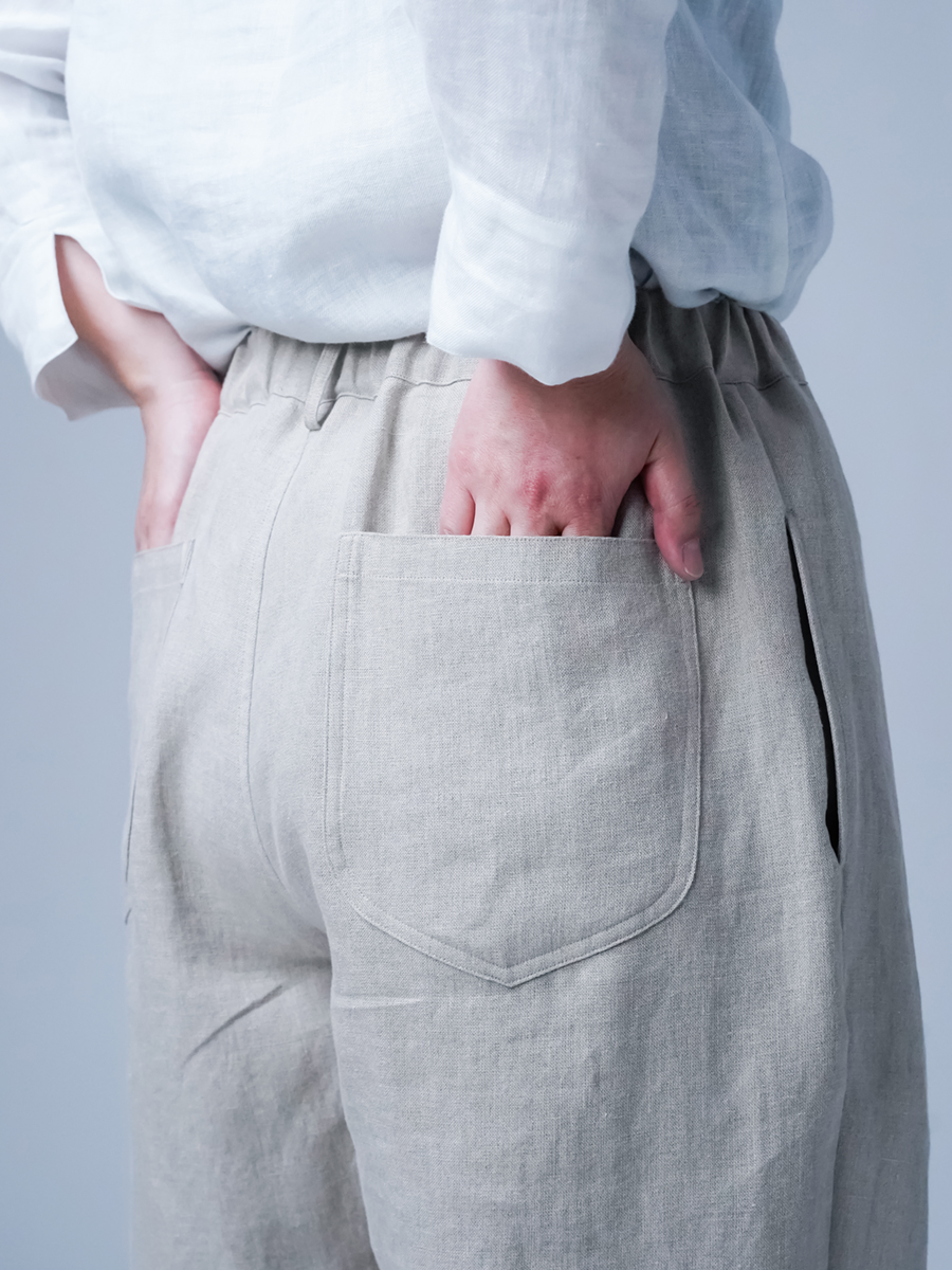 リネンパンツ】端正に見せて、内側に余裕を隠す インバーテッド