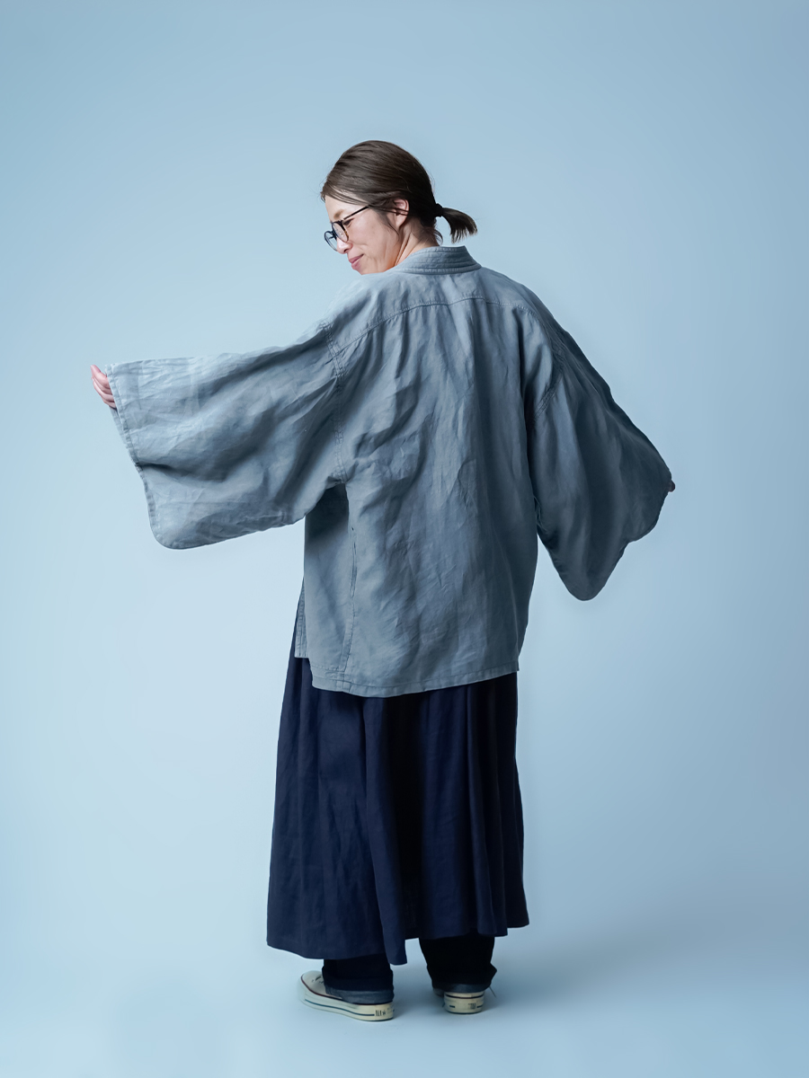 リネン羽織り】自然と人の手がつむぐ、一年中活躍するミニマルデザイン