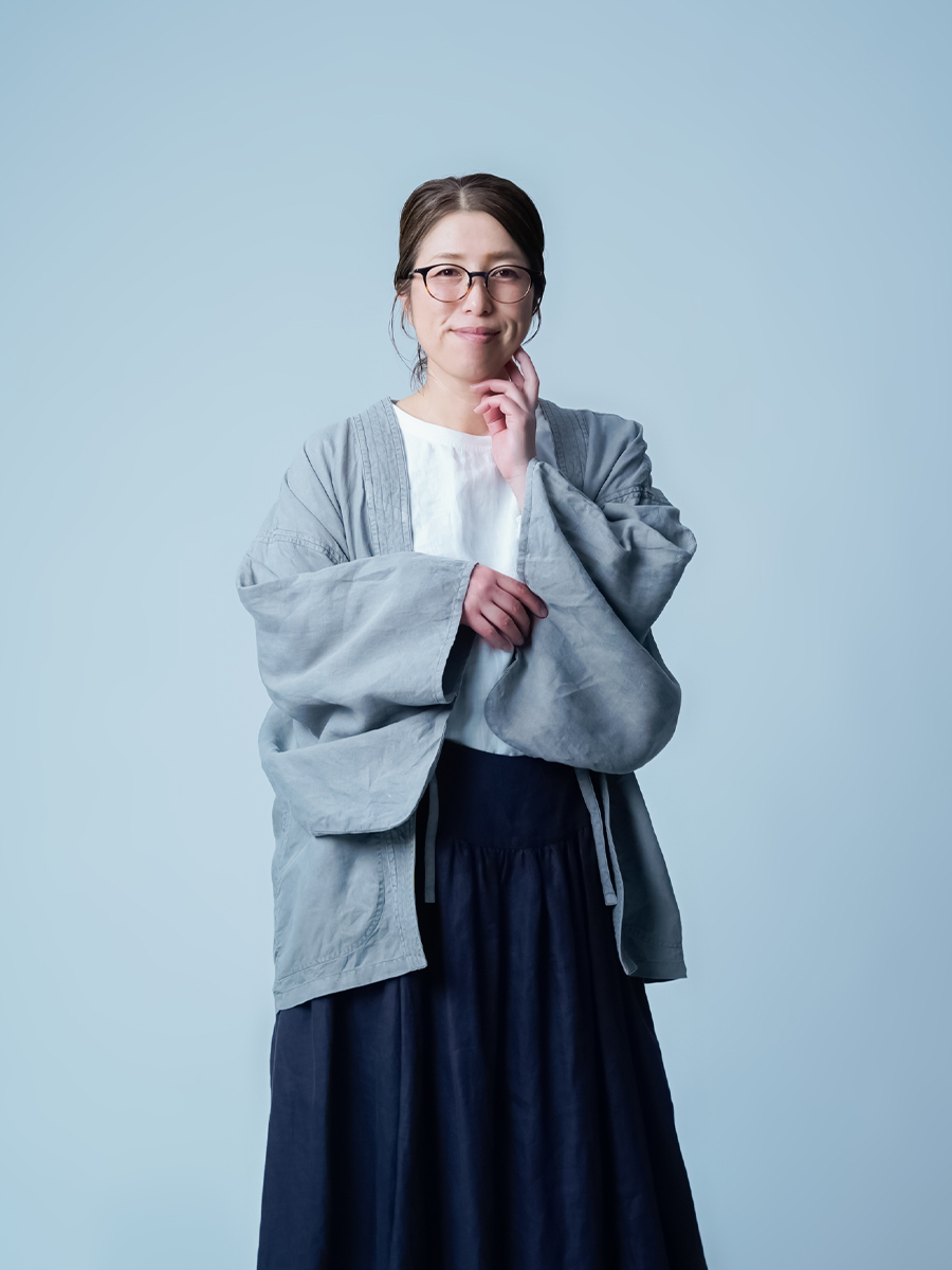 リネン羽織り】自然と人の手がつむぐ、一年中活躍するミニマルデザイン