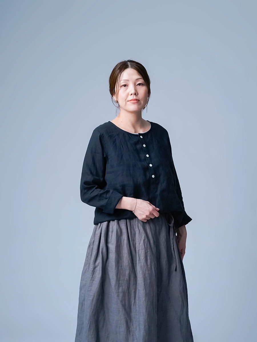 リネントップス】真面目と遊びを使い分ける、大人の選択肢。雅亜麻
