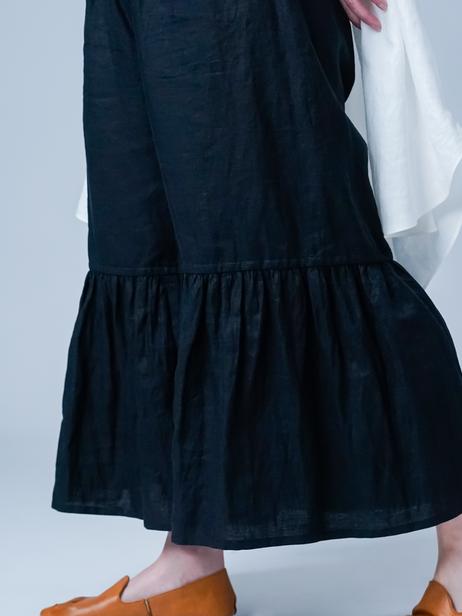 ペチパンツ】ふわり甘い、風揺れるティアード リネンパンツ ／ 黒色