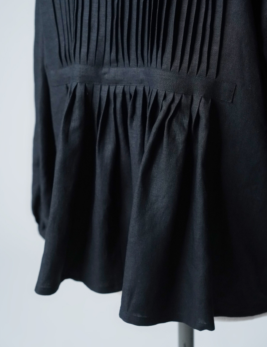 美品✨アクリス ピンタック バンドカラー カットソー XL 黒 スイス皇室御用達 サンプル作品】リネン ピンタック バイカラーブラウス / 黒色