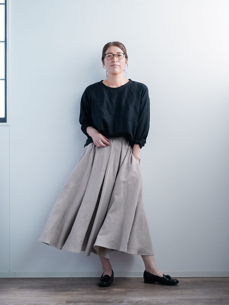 リネントップス】無言が語る、素材と設計の自信 ラグランスリーブ