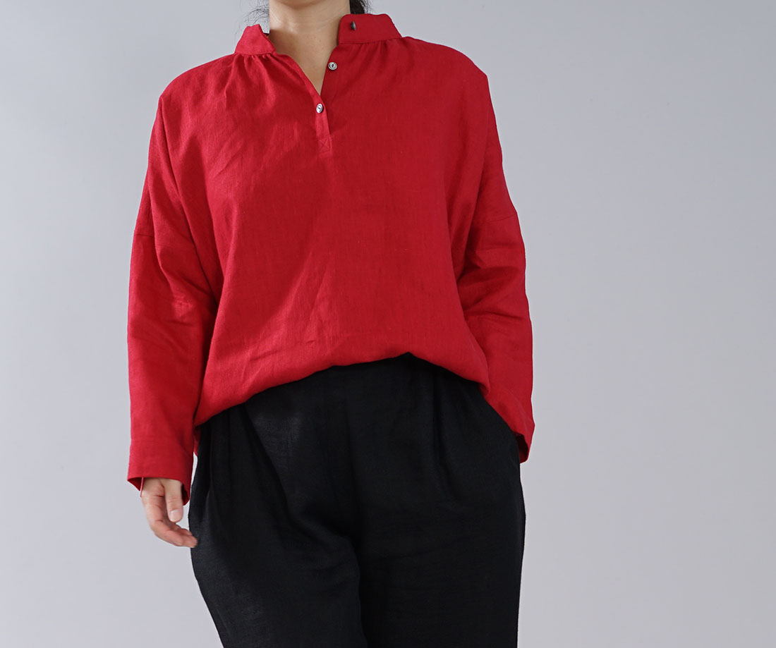 中厚 リネン ブラウス スタンドカラー ドロップショルダー シンプル 長袖 シャツ チュニック / レッド シャツ ブラウス スタンドカラー ハイネック 襟付き 長袖シャツ 長袖 長袖ブラウス トップス カットソー リネン 麻 リネントップス 麻トップス リネンブラウス リネンシャツ 無地 無地シャツ 無地ブラウス 赤 赤色 レッド シェルボタン 貝ボタン スキッパーシャツ スキッパーデザイン トレンド 旬 着こなし 春 夏 秋 冬 レディース wafu 新作