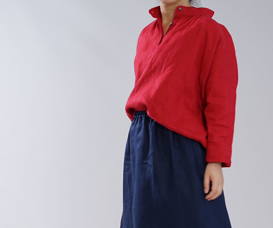 中厚 リネン ブラウス スタンドカラー ドロップショルダー シンプル 長袖 シャツ チュニック / レッド シャツ ブラウス スタンドカラー ハイネック 襟付き 長袖シャツ 長袖 長袖ブラウス トップス カットソー リネン 麻 リネントップス 麻トップス リネンブラウス リネンシャツ 無地 無地シャツ 無地ブラウス 赤 赤色 レッド シェルボタン 貝ボタン スキッパーシャツ スキッパーデザイン トレンド 旬 着こなし 春 夏 秋 冬 レディース wafu 新作