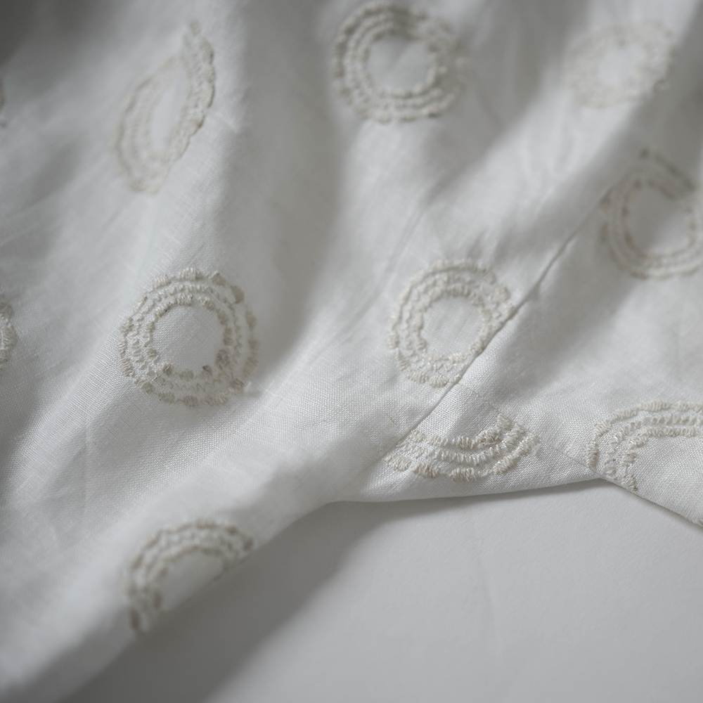 【受注販売】サークル刺繍リネン スタンドカラー ブラウス /ホワイト t013c-ssw2