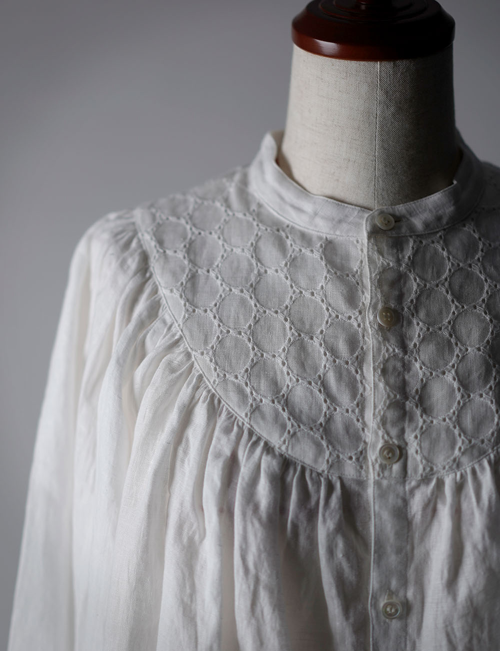 【7月6日21時～受注販売開始!】Lola （ロラ） Embroidered linen shirt/ t014c-wht1