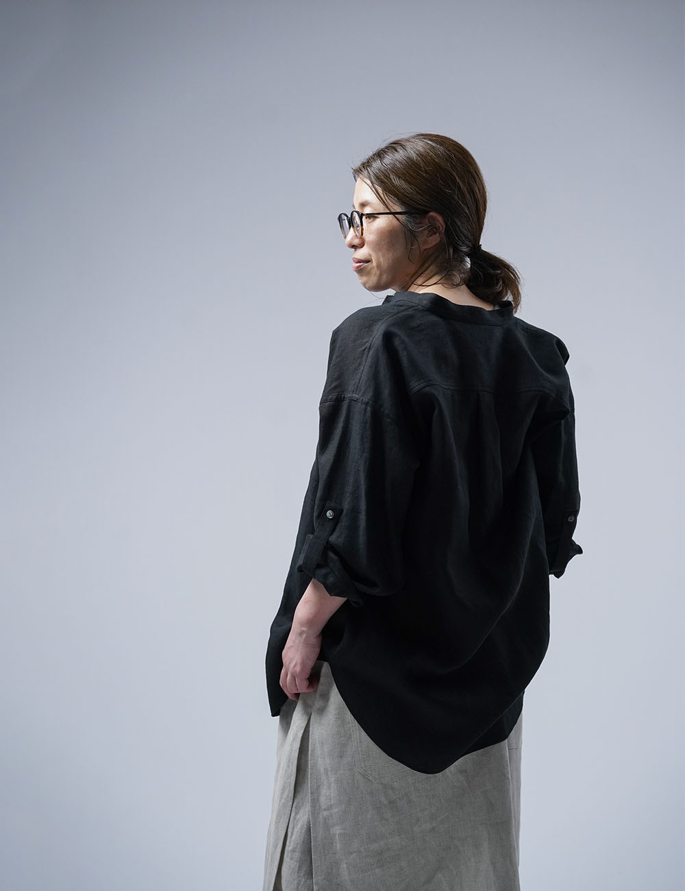 【wafu】Linen Shirt　スタンドカラー ロールアップシャツ / 黒 t021f-bck1