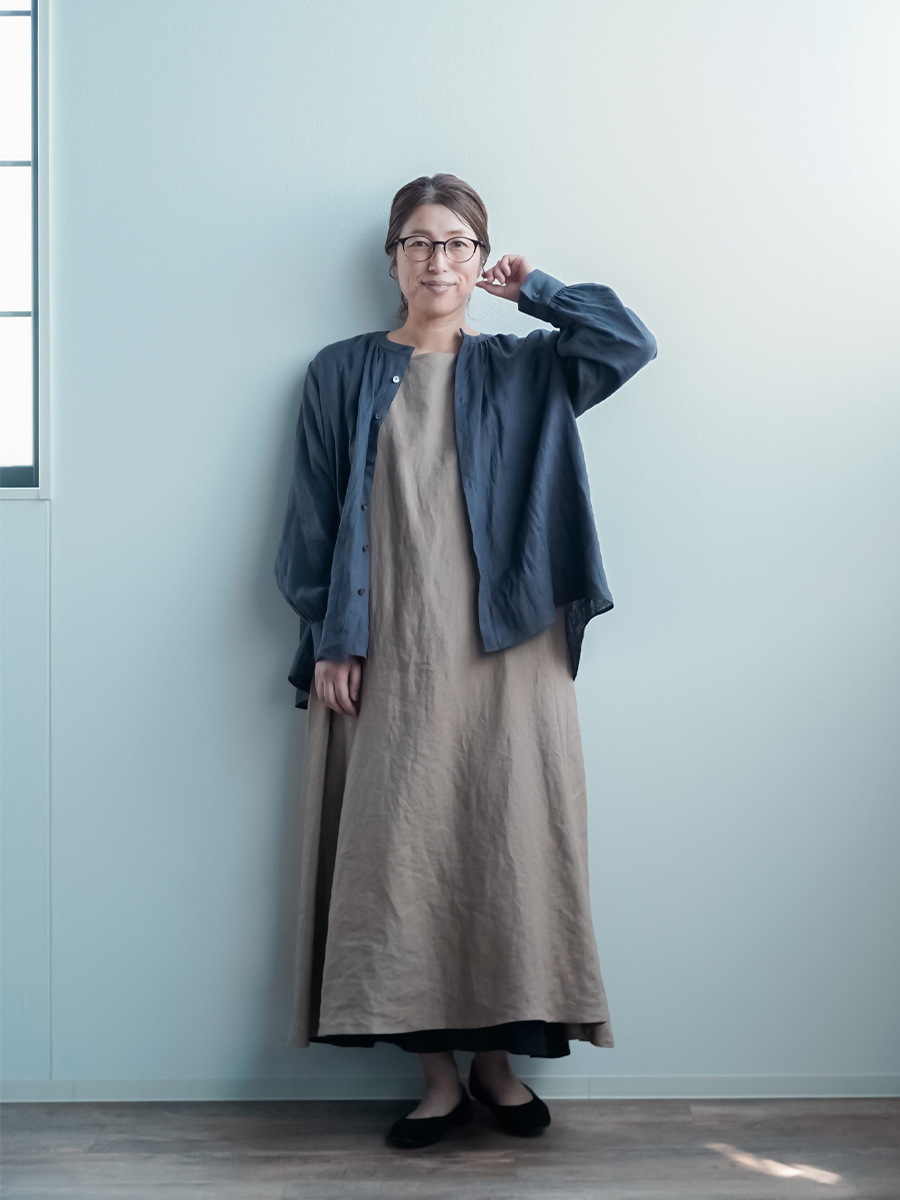 リネンシャツ】余白の美を纏う 極上リネンの洗練ノーカラーシャツ ／ 藍墨