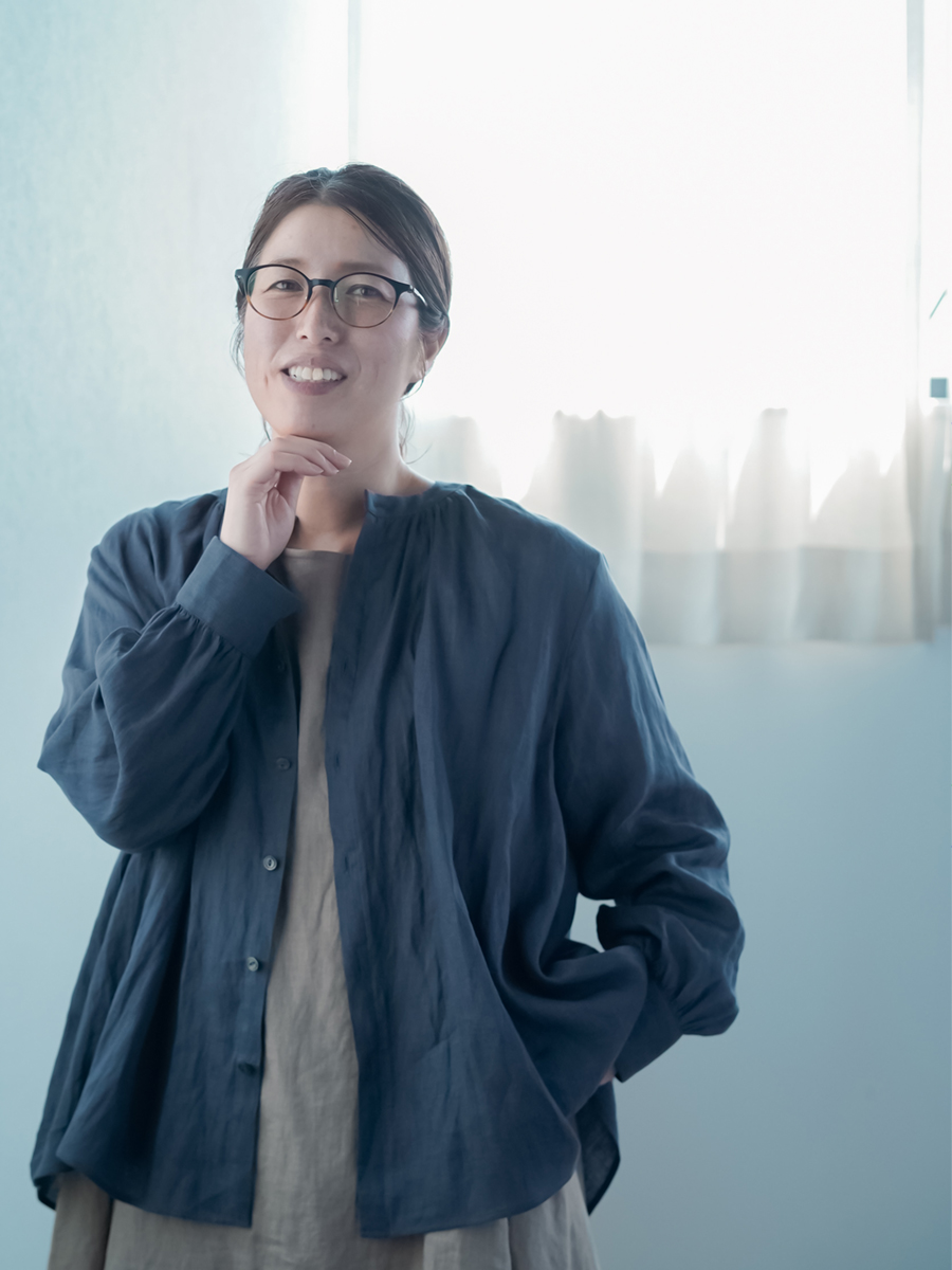 リネンシャツ】余白の美を纏う 極上リネンの洗練ノーカラーシャツ ／ 藍墨