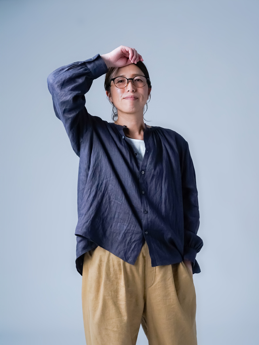 リネンシャツ】余白の美を纏う 極上リネンの洗練ノーカラーシャツ ／ 藍墨