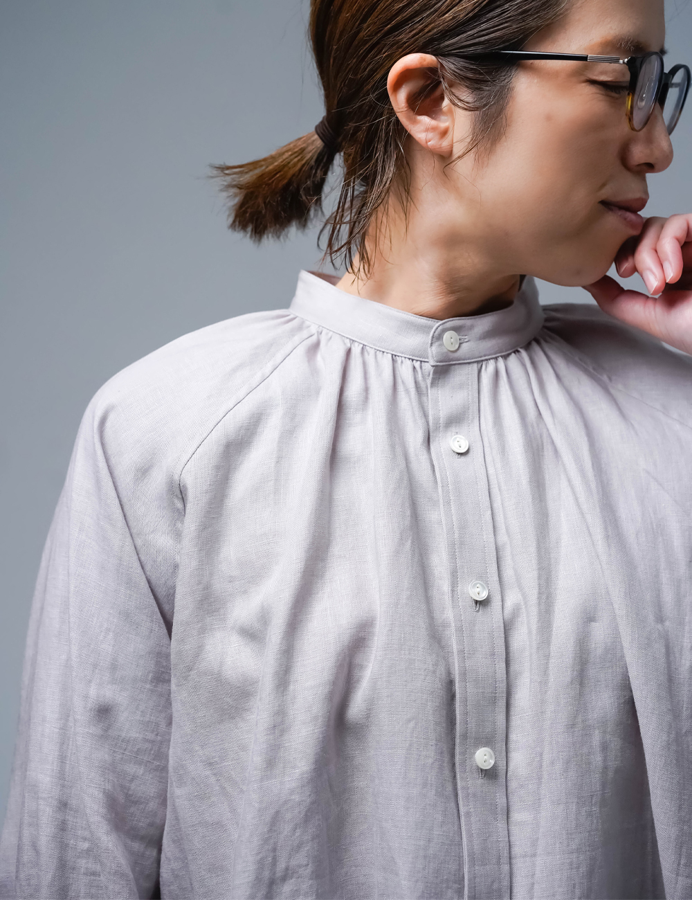 リネンシャツ】巧妙に仕立てられしギャザースタンドカラーシャツ/灰桜 