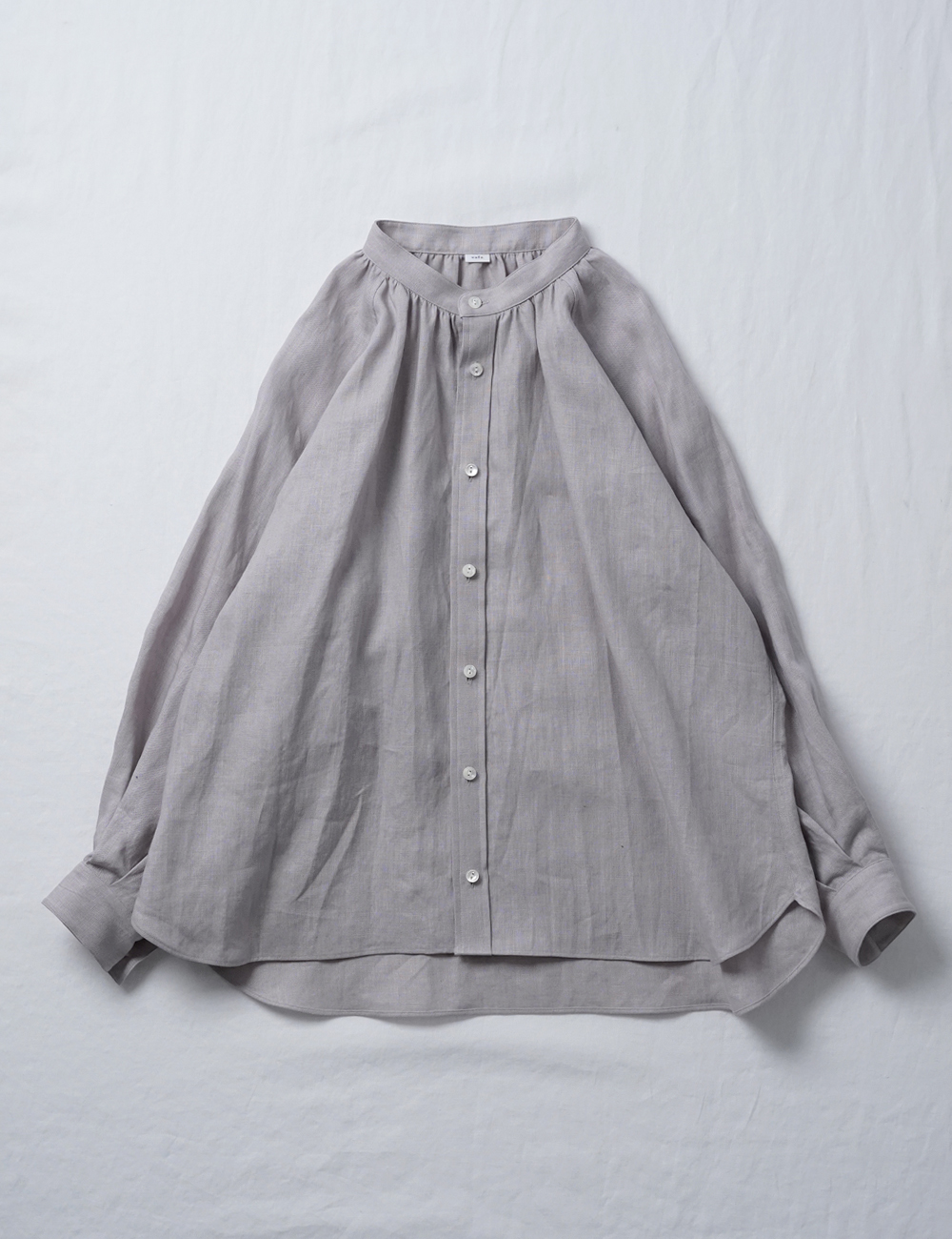 【リネンシャツ】巧妙に仕立てられしギャザースタンドカラーシャツ/灰桜 t034f-hzk1