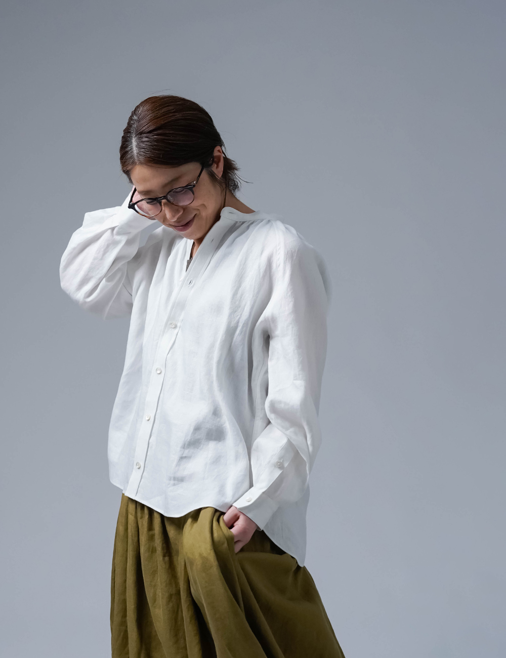 【リネンシャツ】巧妙に仕立てられしギャザースタンドカラーシャツ/白色 t034f-wht1