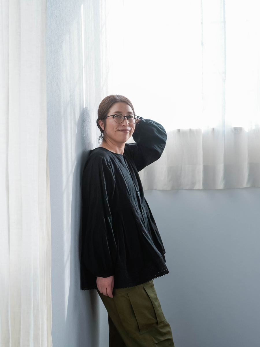 リネンブラウス】ギャザーに頼らず「立体」で魅せる 鍵盤タック 前