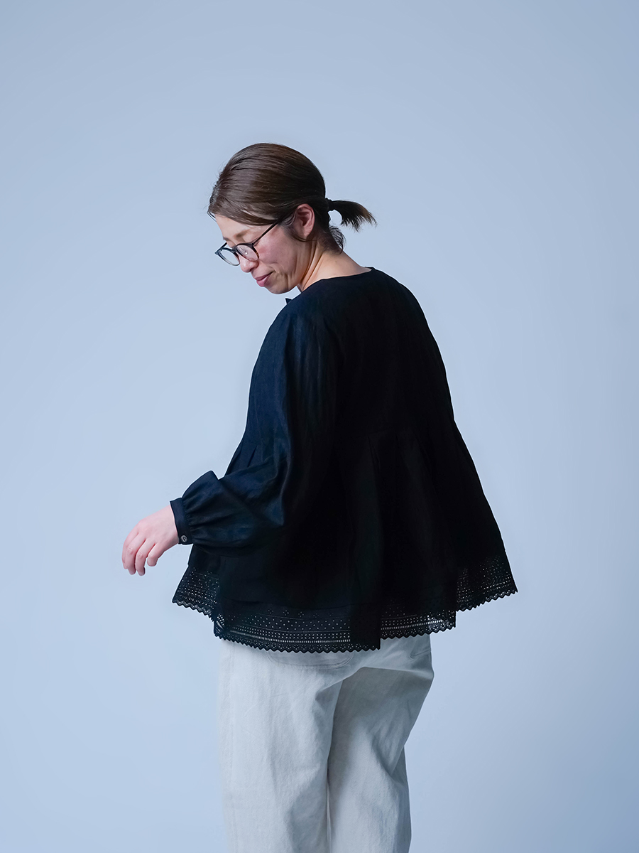 リネンブラウス】ギャザーに頼らず「立体」で魅せる 鍵盤タック 前