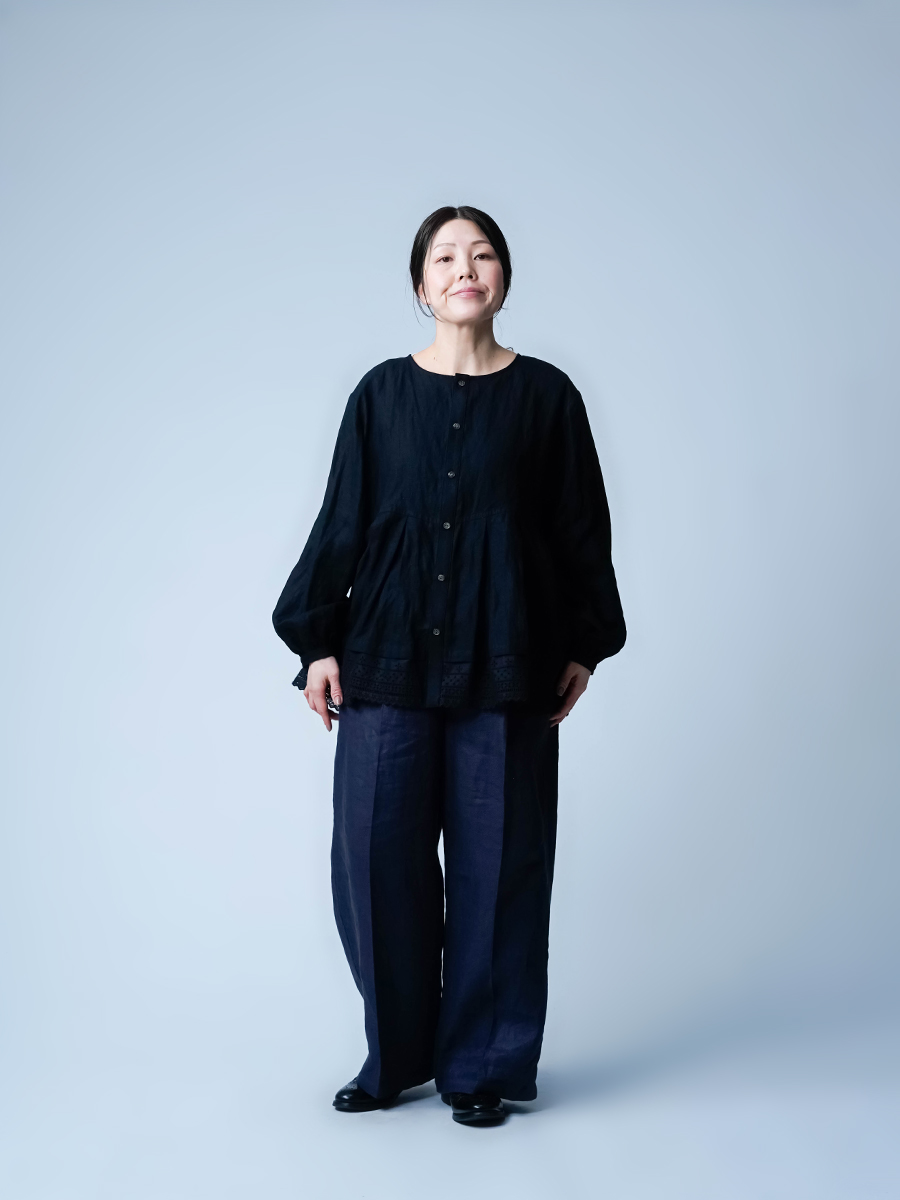 リネンブラウス】ギャザーに頼らず「立体」で魅せる 鍵盤タック 前