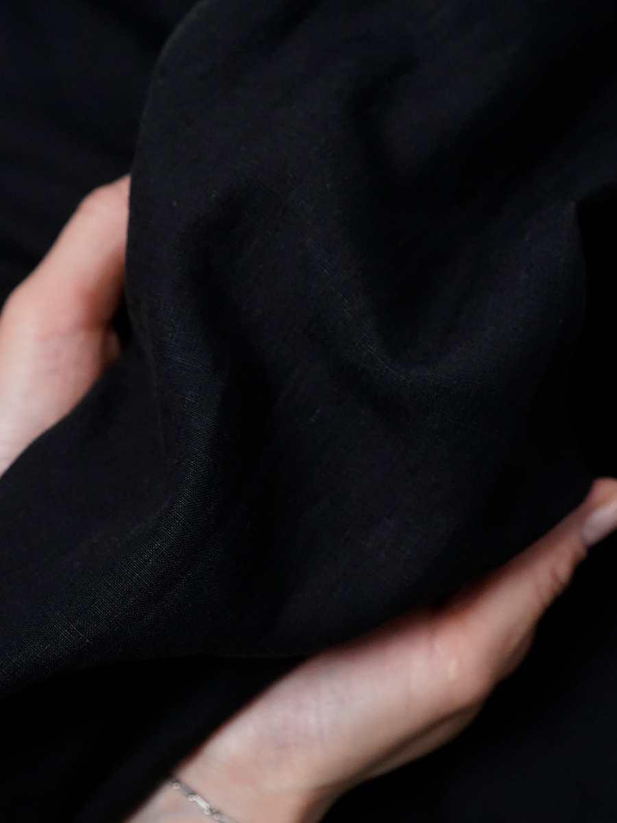 リネンブラウス】ギャザーに頼らず「立体」で魅せる 鍵盤タック 前