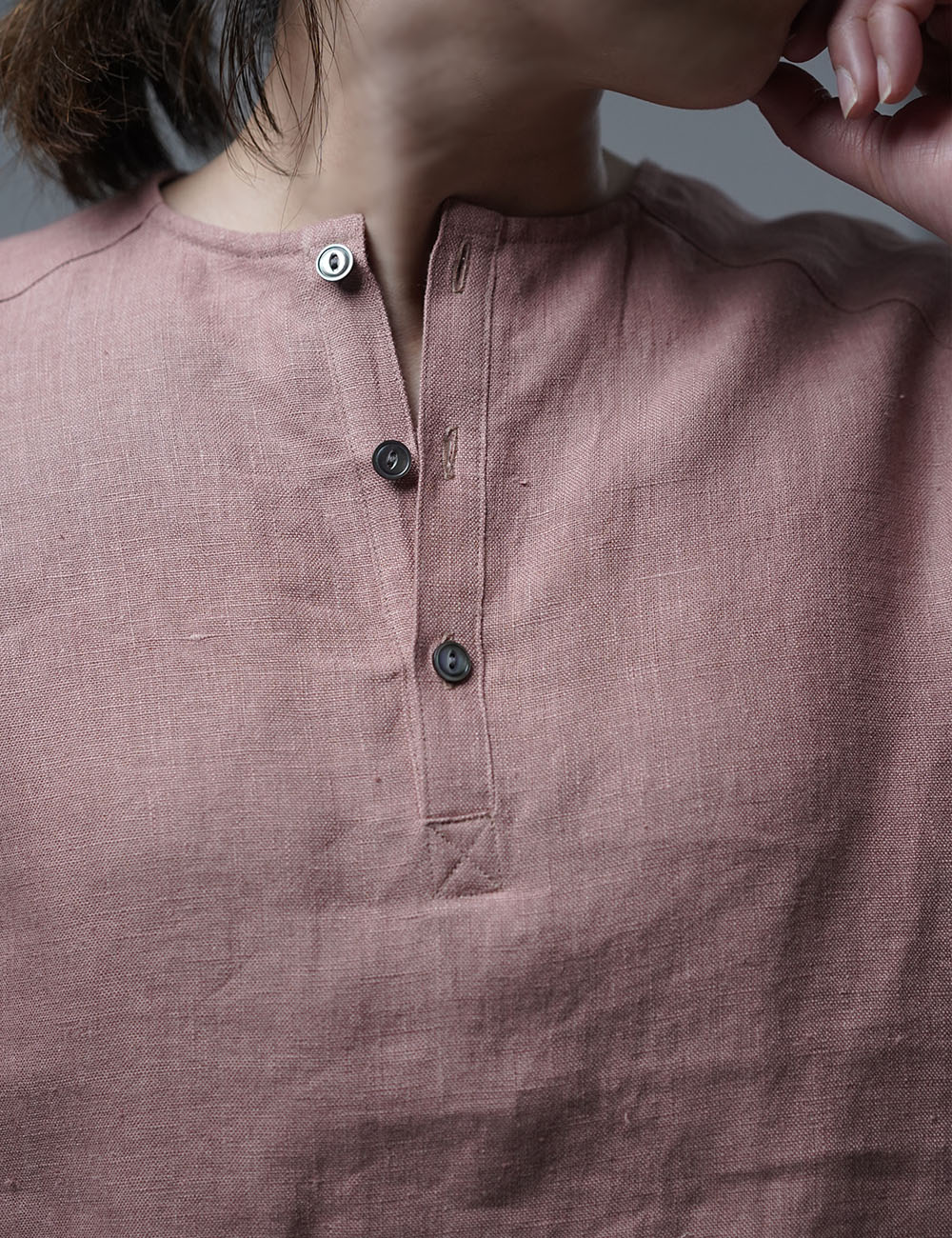 【10月31日21時～販売開始】【wafu】Linen Shirt　肩幅が気にならない ヘンリーネック シャツ /浅緋色(あさあけいろ) t038n-asa2
