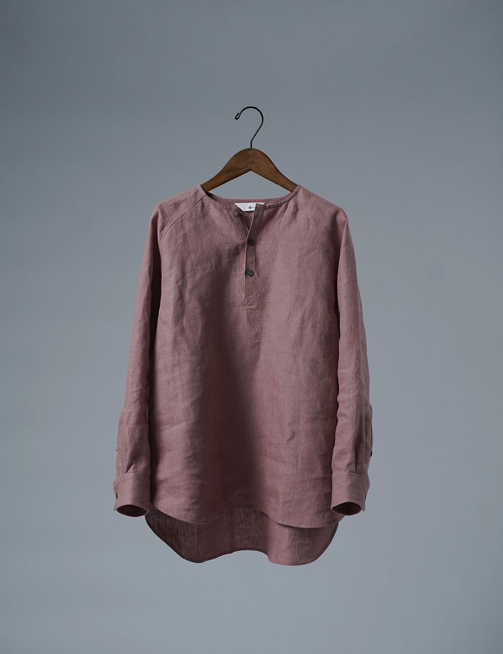 【10月31日21時～販売開始】【wafu】Linen Shirt　肩幅が気にならない ヘンリーネック シャツ /浅緋色(あさあけいろ) t038n-asa2
