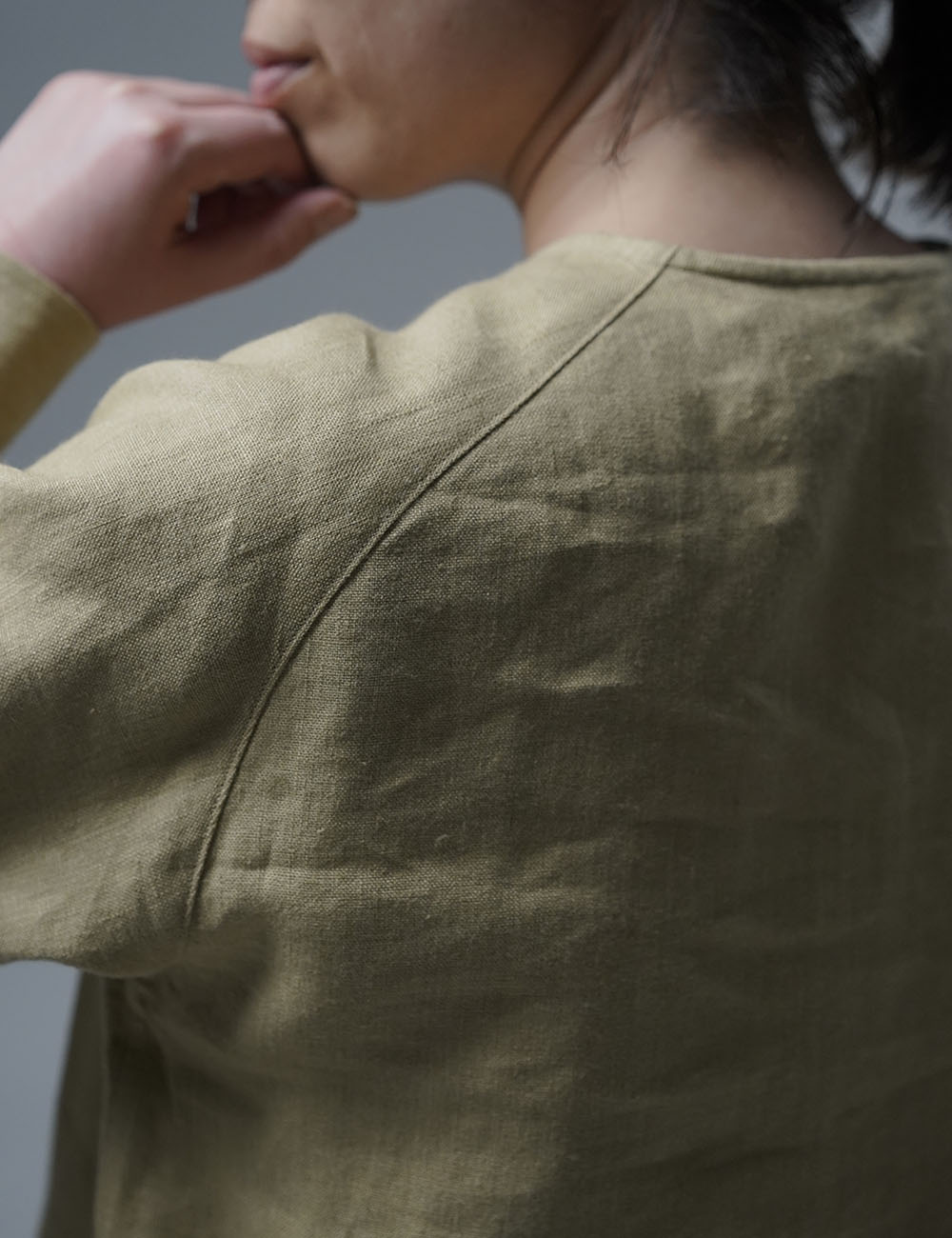 【10月31日21時～販売開始】【wafu】Linen Shirt　肩幅が気にならない  ヘンリーネック シャツ /木蘭色(もくらんじき) t038n-mrn2