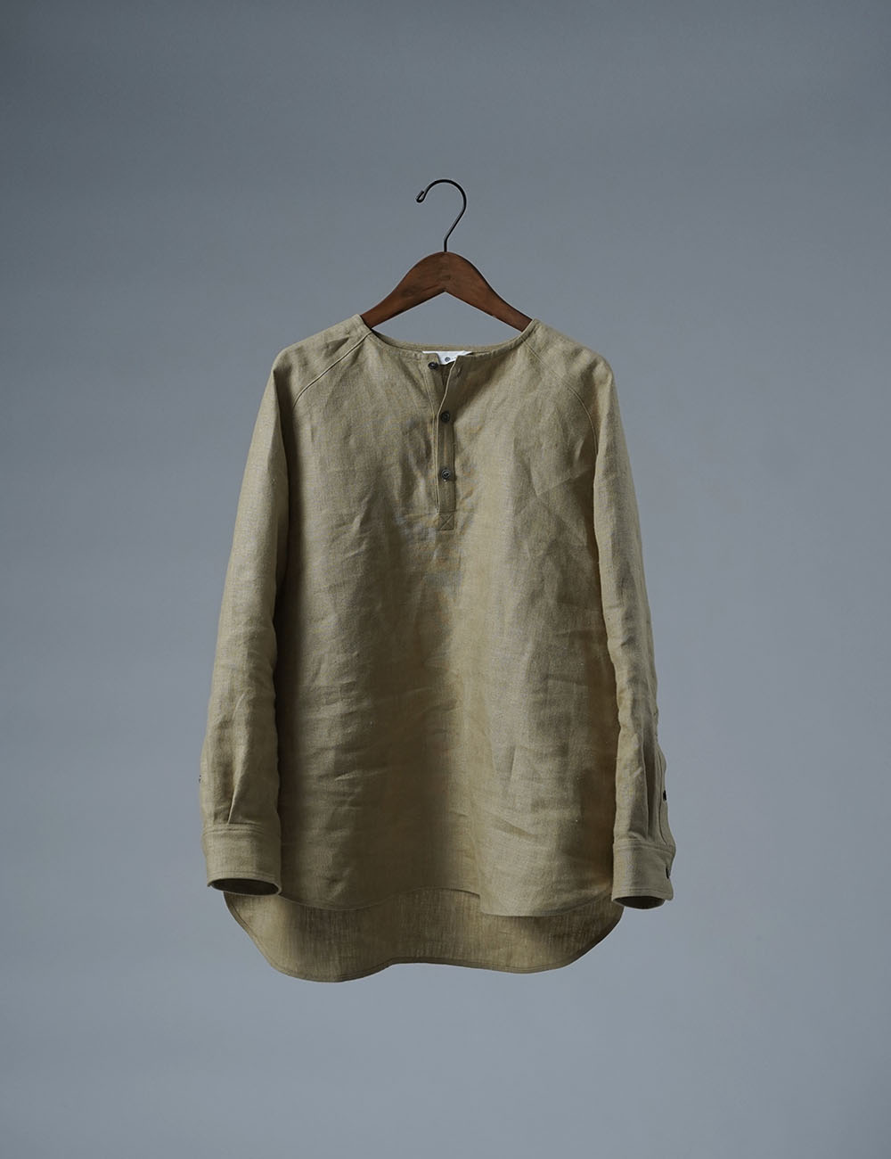 【10月31日21時～販売開始】【wafu】Linen Shirt　肩幅が気にならない  ヘンリーネック シャツ /木蘭色(もくらんじき) t038n-mrn2