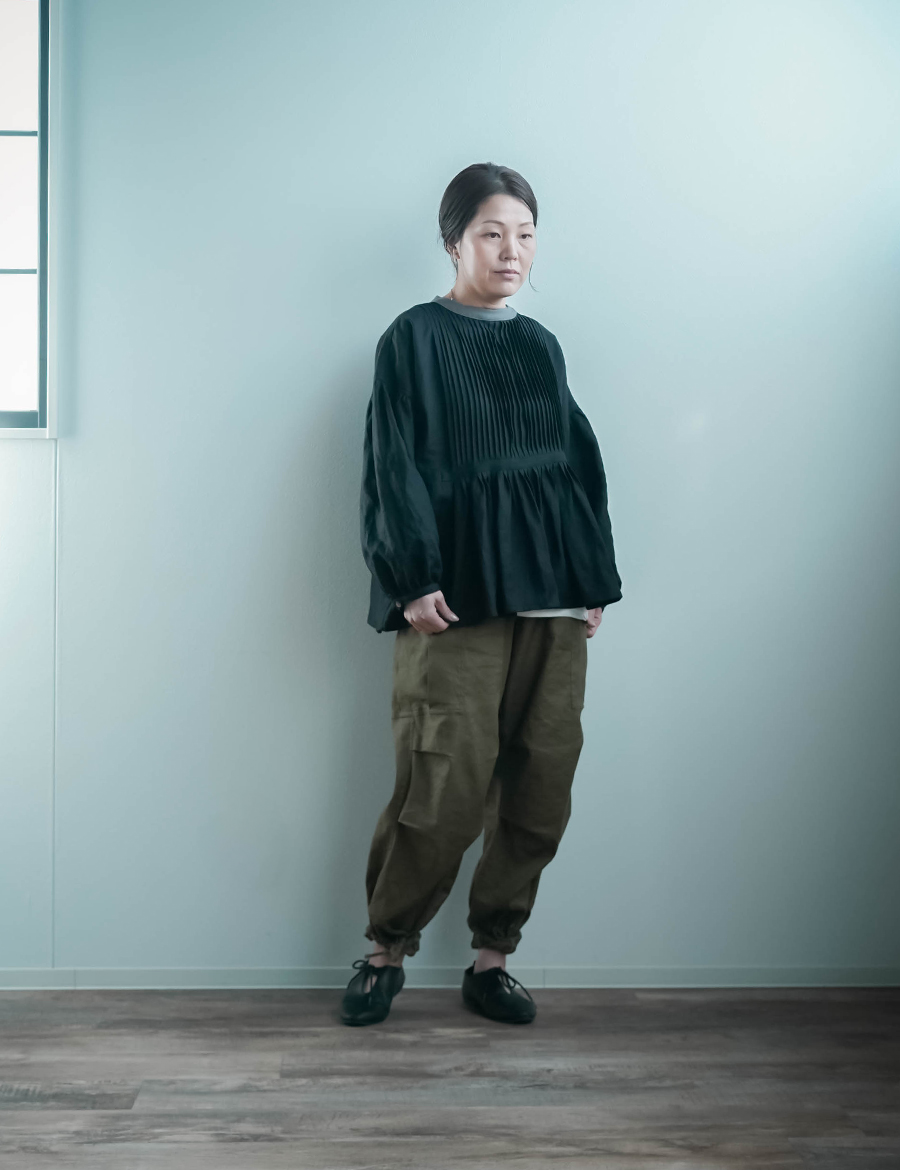 リネンブラウス】洗練された対比が魅力的 ピンタック ブラウス