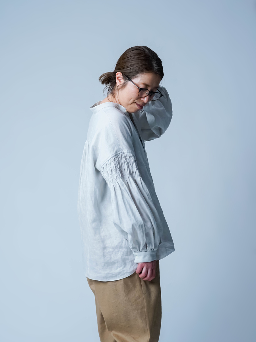 リネンブラウス】心穏やかに生きる。波ピンタックブラウス ／ 白花色