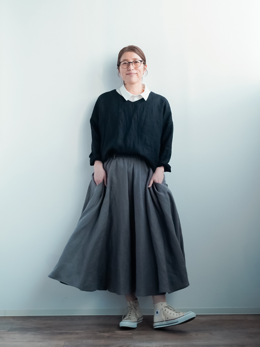 プレミアム】見た目より仕事する、静かに攻めるVネック トップス／ 2色