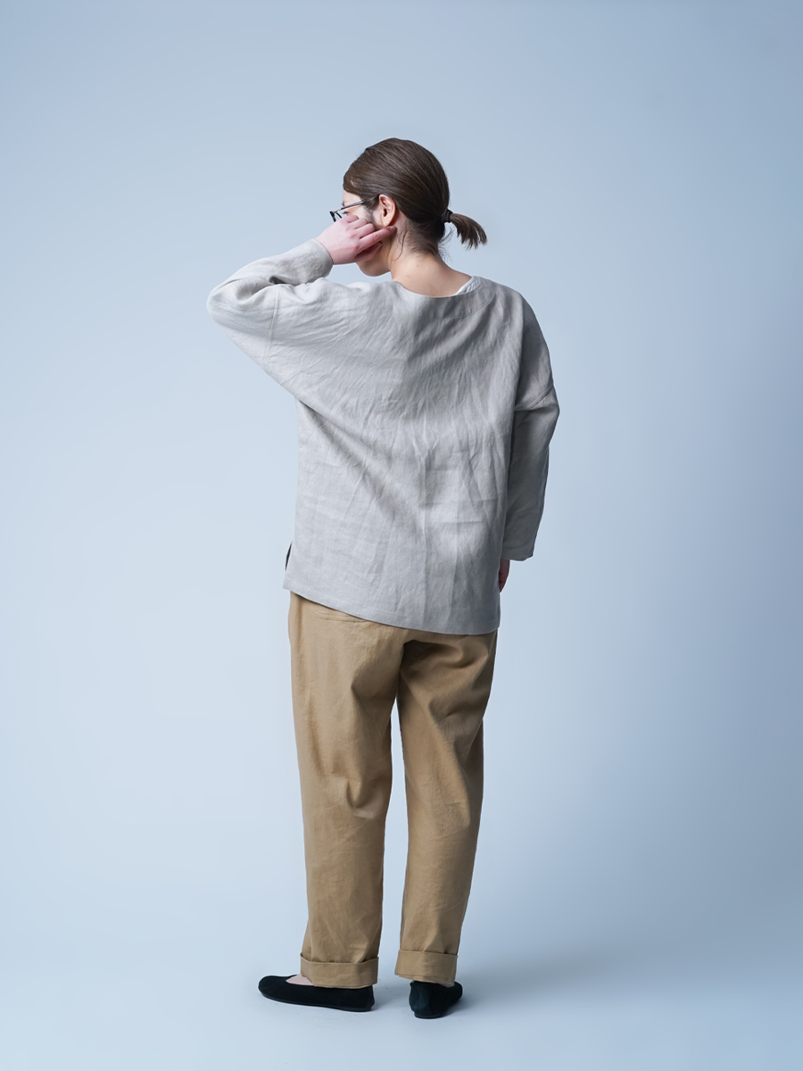 プレミアム】見た目より仕事する、静かに攻めるVネック トップス／ 2色