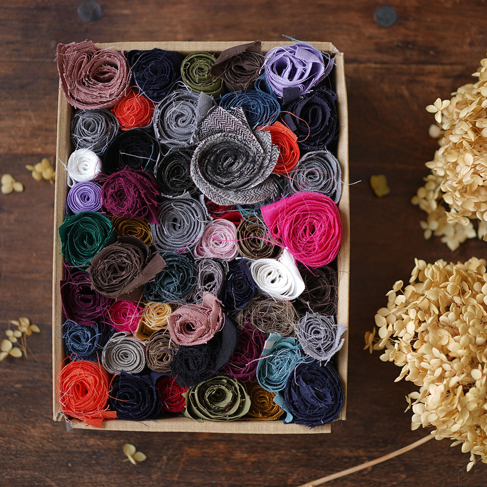 【送料無料！】花びらの詰め合わせような　細長いリネンはぎれBOX！★裂き織り　カゴバック　小物雑貨 アート 手芸 織物にも　 1kg以上 60サイズ / 