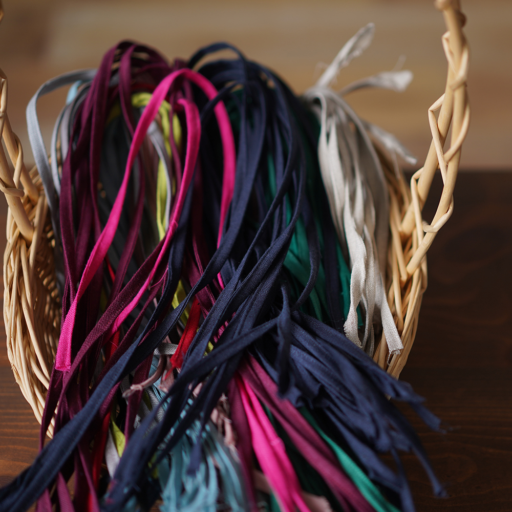 【日々価格変動あり！】リネンはぎれで作った紐！長さ様々のアソートです。 三編み 編み物 カゴバック 小物雑貨 アート 手芸も / z000t