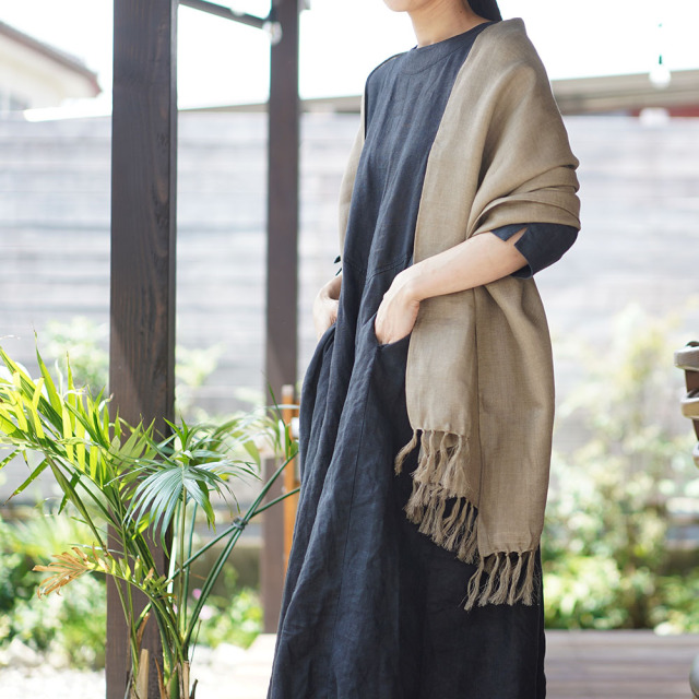 【wafu】限定色! 中厚 リネン ストール 手ほぐし フリンジ ふんわりやわらかい リネン wガーゼ/ 新カシミヤベージュ【幅63cm×長さ164cm】z004c-cbe2