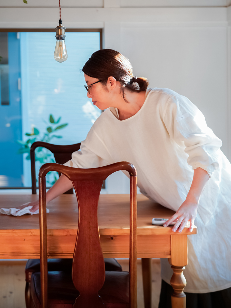 リネン割烹着】着る人が選ぶ使い方が正解、暮らしに合わせる道具 2way 割烹