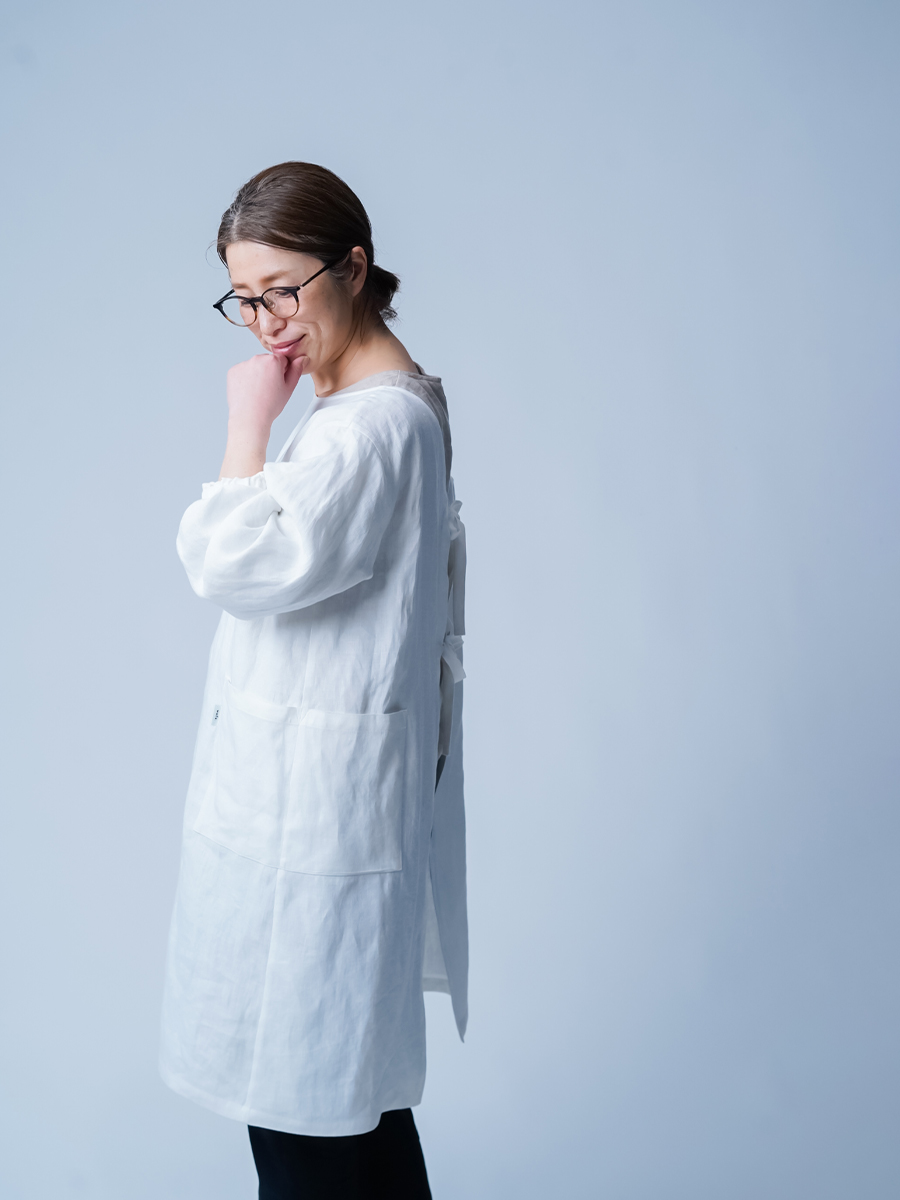 リネン割烹着】着る人が選ぶ使い方が正解、暮らしに合わせる道具 2way 割烹