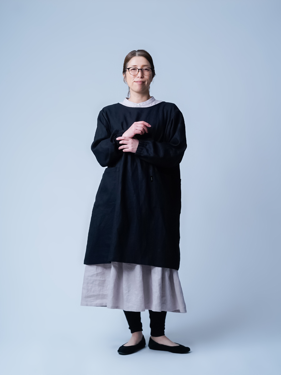 リネン割烹着】着る人が選ぶ使い方が正解、暮らしに合わせる道具 2way 割烹